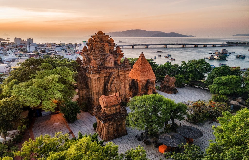 Tháp bà Ponagar là điểm du lịch văn hóa mang đậm dấu ấn kiến trúc Chăm cổ
